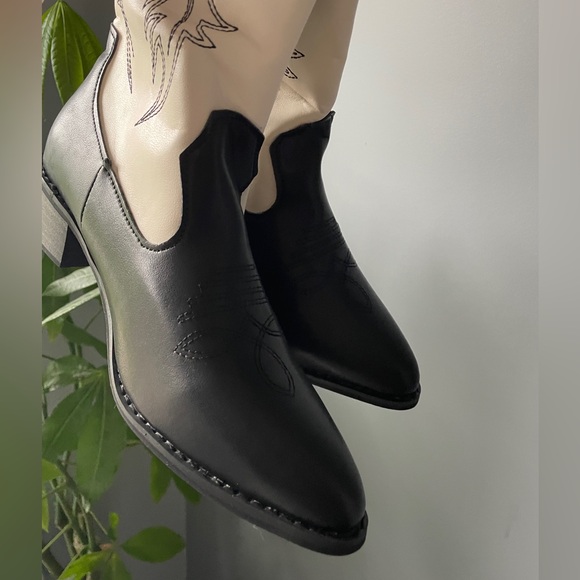 Black white cowboy boots western embroidered detail - Picture 4 of 5
